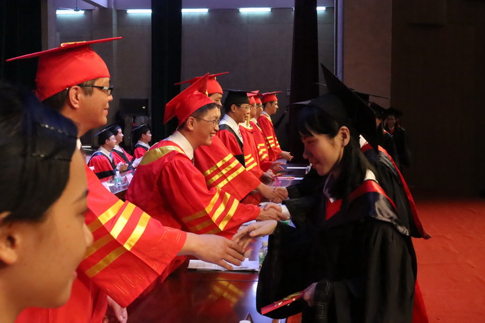 广州医科大学举行2016研究生毕业典礼暨学位授予仪式